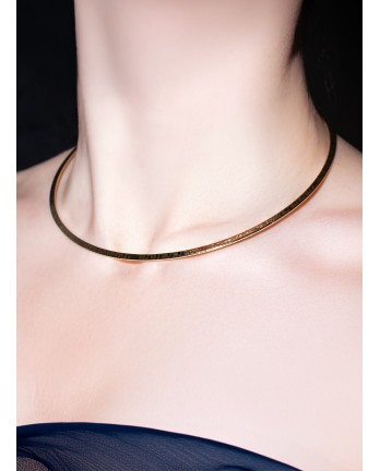 Collier torque dore, plastron fin