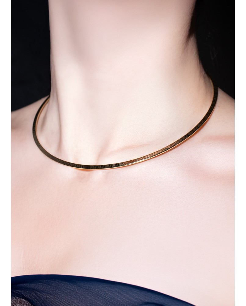 Collier torque dore, plastron fin