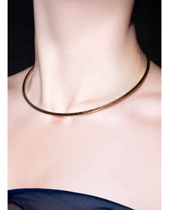 Collier torque dore, plastron fin